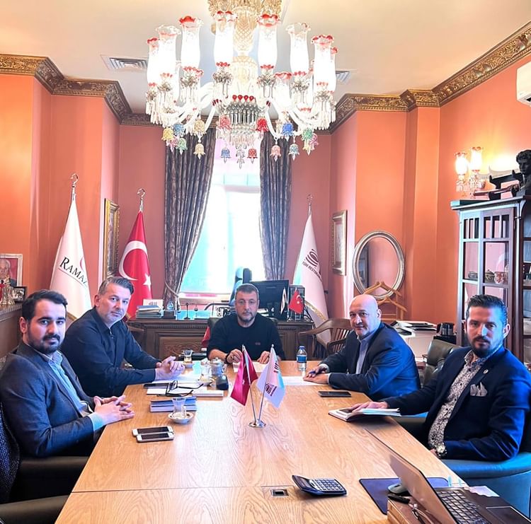 Deprem bölgesinde sıcak yemek dağıtımı yapan Tures Derneği Genel Başkanı Ramazan Bingöl ve Genel Başkan Vekili Savaş Bulut'un katılımıyla deprem bölgesindeki çalışmaları koordine ediyoruz. İyi ki iyi insanlar var... 