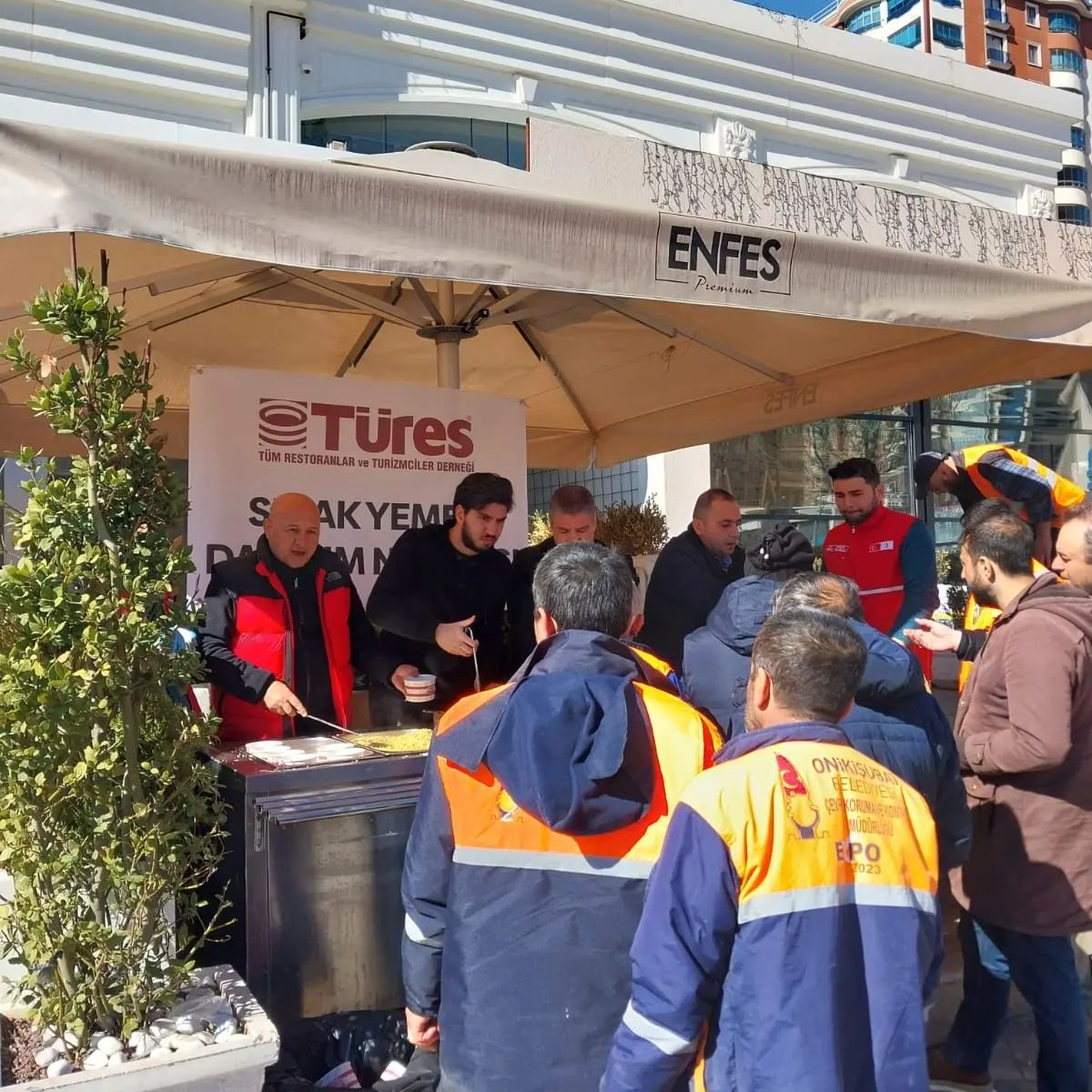 MKYK üyelerimiz Cüneyt Yüksel ve Sevan Sıvacıoğlu
İle birlikte depremin ilk gününden itibaren depremzedelere yemek ve yardım dağıtımı yapan Tures Derneği koordinasyon merkezi Enfes Premium'da sıcak yemek dağıtımı yaptık. İyi ki iyi insanlar var.