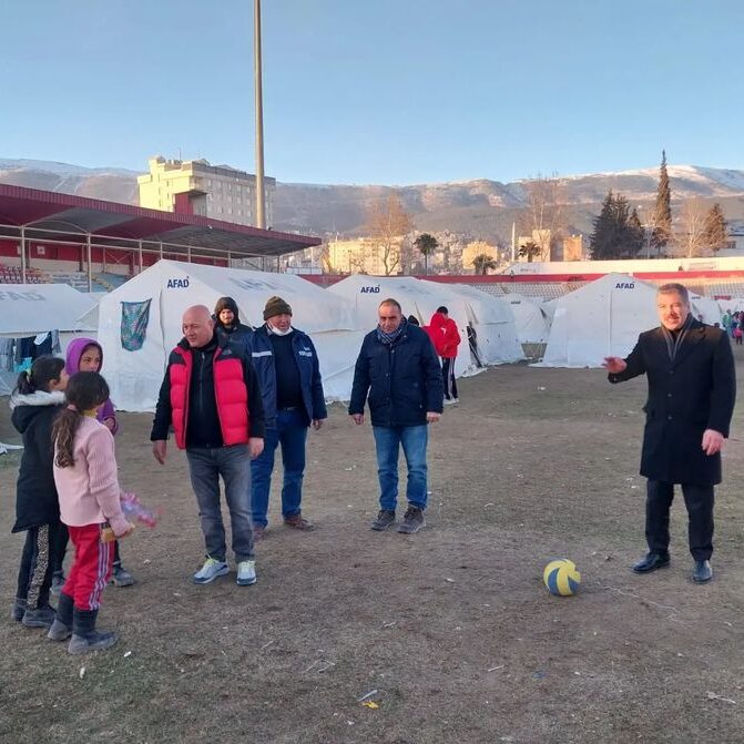 MKYK üyelerimiz Prof. Dr. Cüneyt Yüksel ve Dr. Sevan Sıvacıoğlu
İle birlikte depremden en çok etkilenen çocuklarımızlayız. Çocuklar hep gülsün...