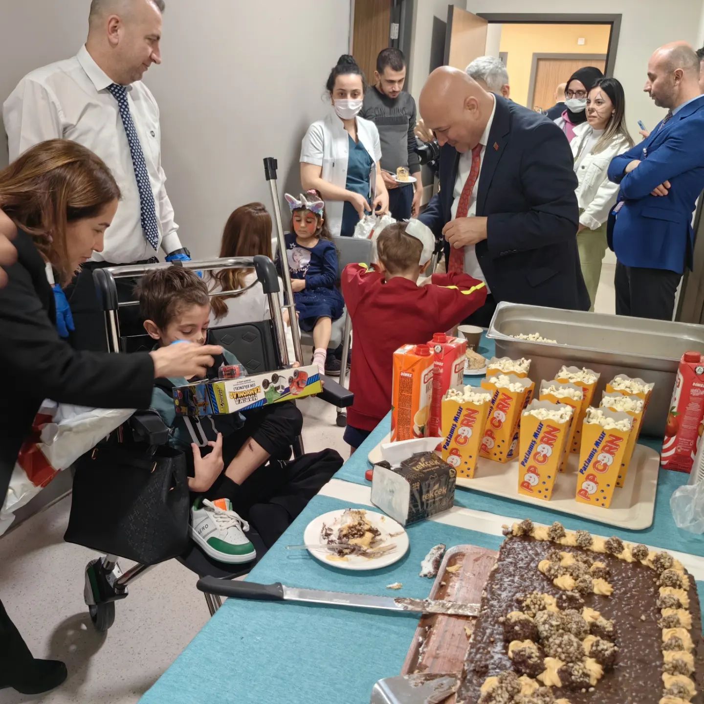 MKYK üyelerimiz prof. Dr. Cüneyt Yüksel ve Dr. Sevan Sıvacıoğlu,
İstanbul İl Başkan Yardımcımız Sayim Madak ve teşkilatımızla Çapa Tıp Fakültesi ve Çam Sakura Hastanesinde yatan depremzede hastalarımızı ziyaret ettik. Hastalarımıza yakın ilgilerinden dolayı tüm sağlık çalışanlarımıza teşekkür ediyoruz.