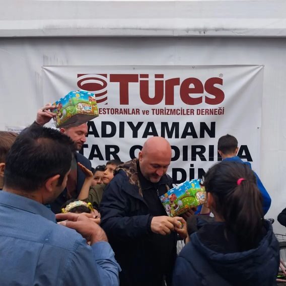 Adıyaman'da depremzede çocuklarımızlayız. Türes olarak depremin ilk gününden beri Adıyaman’ımıza desteğimiz devam ediyor. Türes'imize teşekkür ediyorum. İyi ki iyi insanlar var.