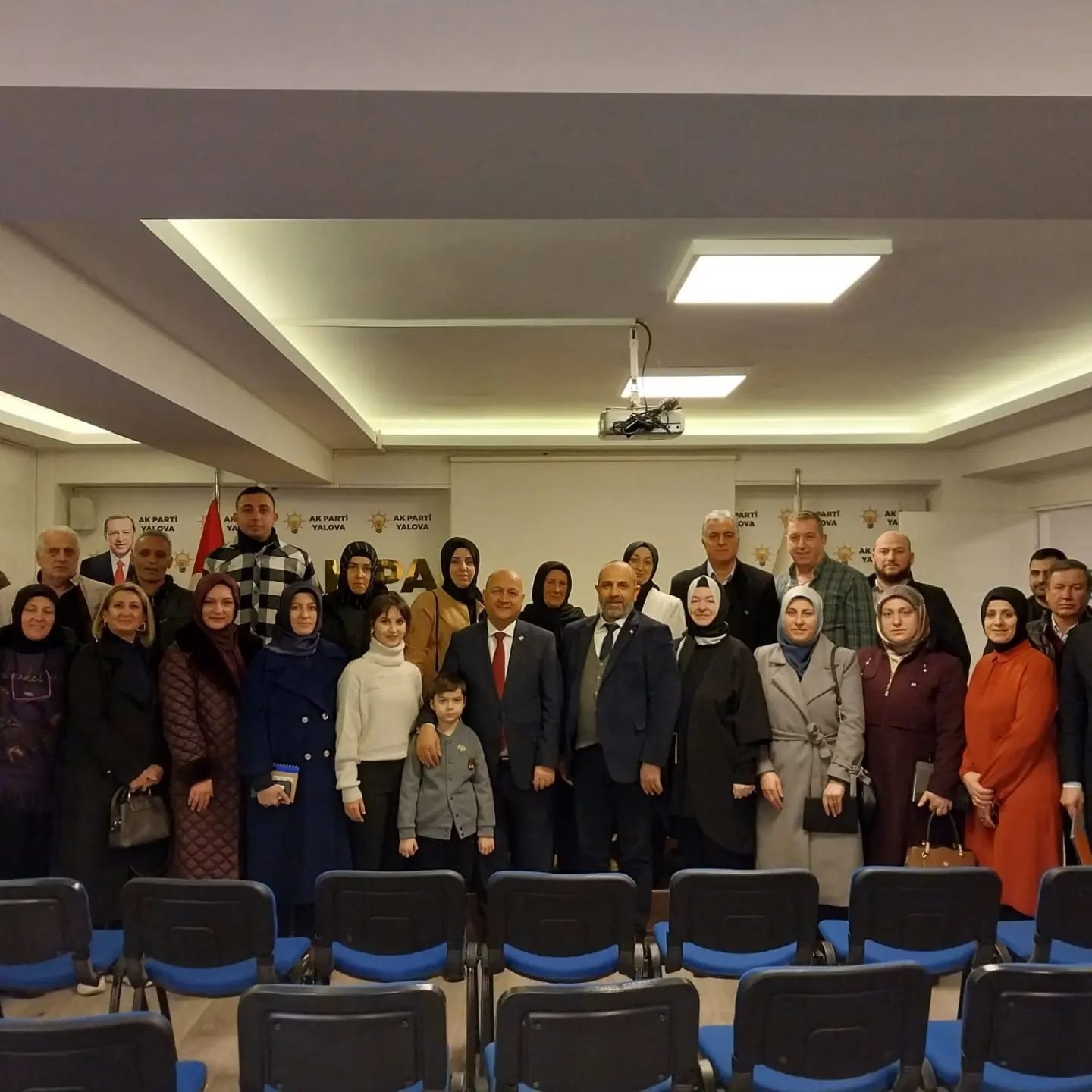 Marmara Bölgesi Genişletilmiş Sosyal Politikalar Başkanları Toplantısı" kapsamında #Yalova İl-İlçe 3 kademe Sosyal Politikalar Başkanları, İl-İlçe EKM ve YKM Başkanlarımızla bir araya geldik. Yaş almış büyüklerimizi ve şehit ailemizi ziyaret ederek dua ve desteklerini aldık.